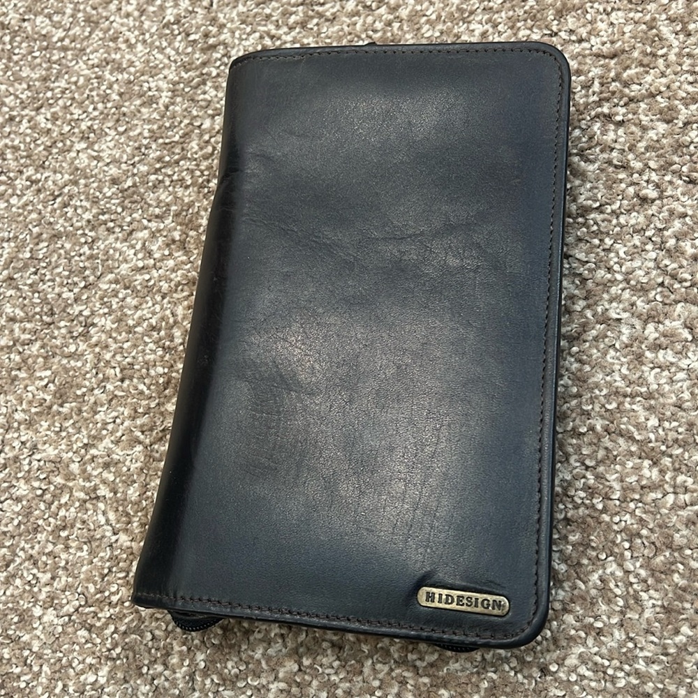 Hidesign leather passport / card holder wallet. Zipper closure.